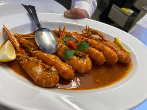 Makanan di atau berdekatan rumah tamu ini