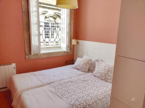 1 dormitorio con cama blanca y ventana en Oporto Center Clean & Cozy Apt 4 en Oporto