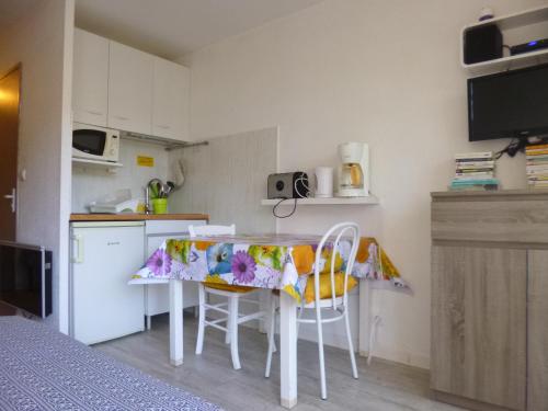 Een keuken of kitchenette bij Studio Soleil