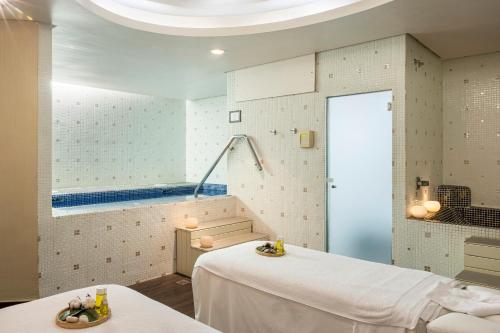 Ένα ή περισσότερα κρεβάτια σε δωμάτιο στο Gran Melia Palacio de Isora Resort & Spa