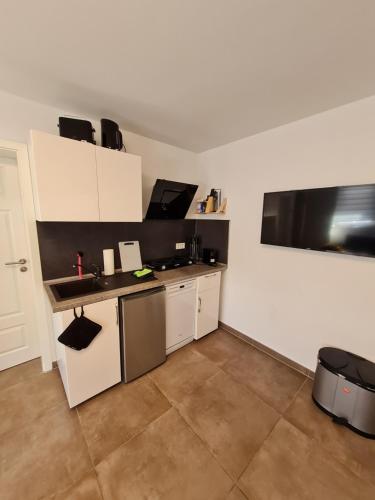 a kitchen with white cabinets and a counter top at Meet and Greet am Radfernweg E-Bike Verleih in Erfurt