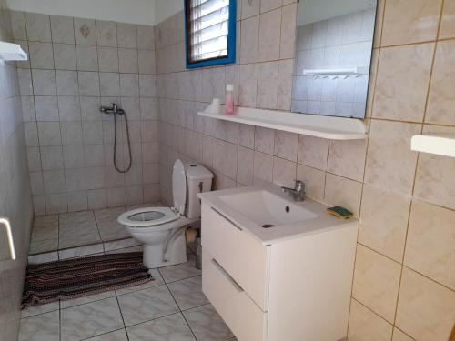 Ένα μπάνιο στο Appartement confortable à Capesterre 60 m² vue mer