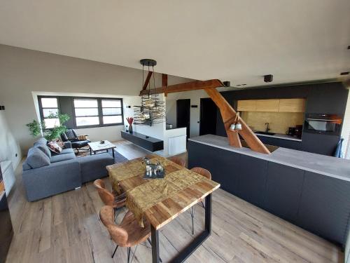 a living room with a table and a couch at B&B Vierlingsbeek, Appartement en tuin-chalets in Vierlingsbeek