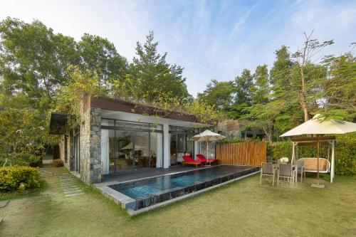 una casa con piscina en un patio en Flamingo Dai Lai Resort, en Ngọc Quang