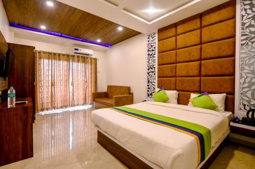 Ein Bett oder Betten in einem Zimmer der Unterkunft Treebo Prince Palace