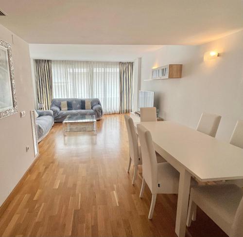 un soggiorno con tavolo e divano di Ancora Frontbeach Luxury Apartment a Tossa de Mar