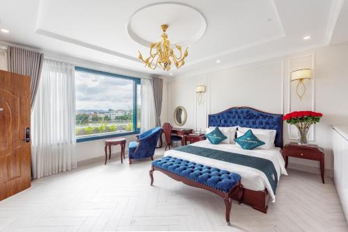 Lạng Sơn的住宿－WHITE HOTEL，一间卧室配有一张特大号床和吊灯。