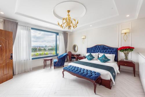 Postel nebo postele na pokoji v ubytování WHITE HOTEL