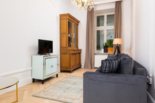 Μια τηλεόραση ή/και κέντρο ψυχαγωγίας στο Lux Studio Kamienica Noakowskiego 16 by Noclegi Renters