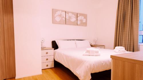 A bed or beds in a room at Appartamento di design alle due Torri