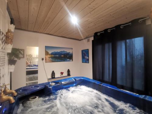 Photo de la galerie de l'établissement Sweet Loft Grenoble-Love Room avec jacuzzi & sauna, à Grenoble