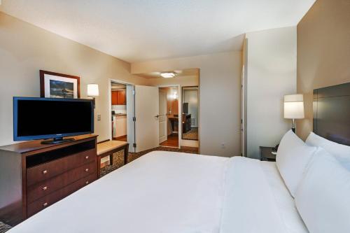 a hotel room with a bed and a flat screen tv at Holiday Inn Ardmore by IHG in Ardmore