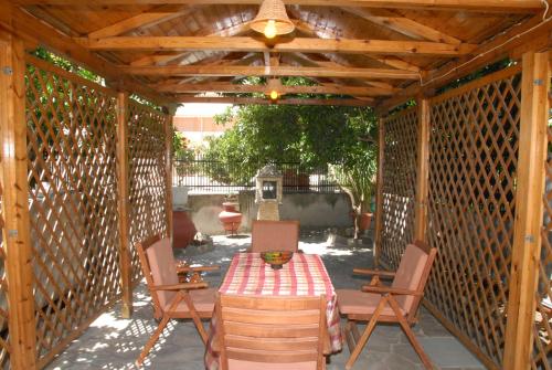 Gallery image of Tzovanna Studios in Loutra Edipsou