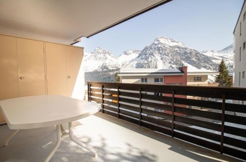 balcón con mesa y vistas a las montañas en Gentiana B2 by Arosa Holiday, en Arosa
