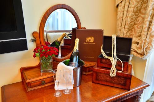 Angmering Manor Hotelにあるテレビまたはエンターテインメントセンター