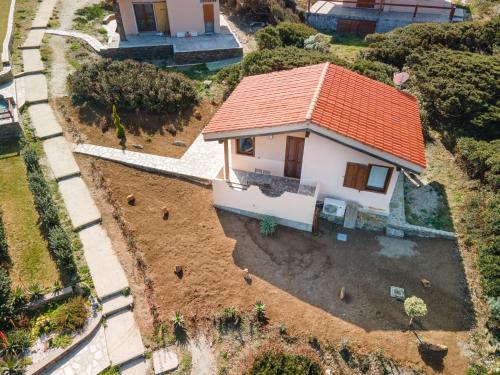 SEA VIEW HOUSE - STINTINO في بالمادولا: اطلالة جوية على منزل بسقف احمر