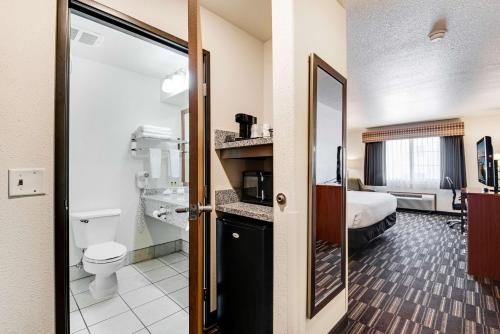 Ванная комната в Best Western Firestone Inn & Suites
