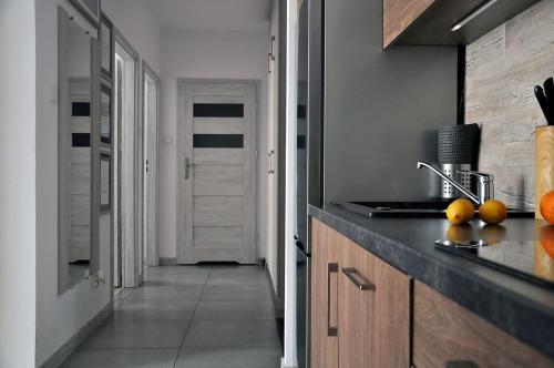Kuchyň nebo kuchyňský kout v ubytování Q Apart Gold- 3 pokojowy klimatyzowany apartament przy Manufakturze z garażem Gratis, FV