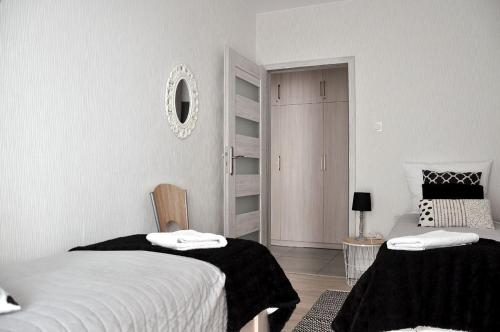 Postel nebo postele na pokoji v ubytování Q Apart Gold- 3 pokojowy klimatyzowany apartament przy Manufakturze z garażem Gratis, FV