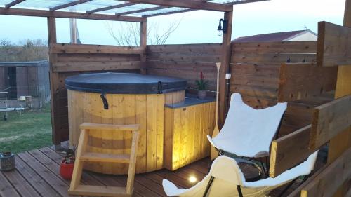 Foto LA ROULOTTE DES AMISH & Bain Nordique à Remous Jacuzzi 1