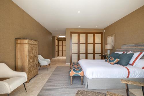 Ένα ή περισσότερα κρεβάτια σε δωμάτιο στο Villa H @ Finca Cortesin