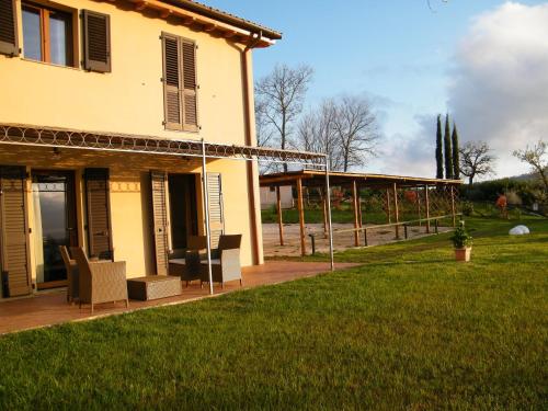 a house with a lawn in front of it at Agriturismo Sant' Antonio di Saturnia in Manciano