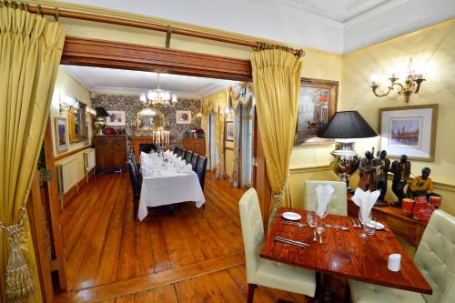 Angmering Manor Hotelにあるレストランまたは飲食店