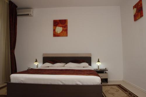 Postel nebo postele na pokoji v ubytování Hotel Royal 2