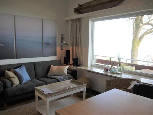 ein Wohnzimmer mit einem Sofa und einem Tisch in der Unterkunft Sea View Lodge in Scharbeutz