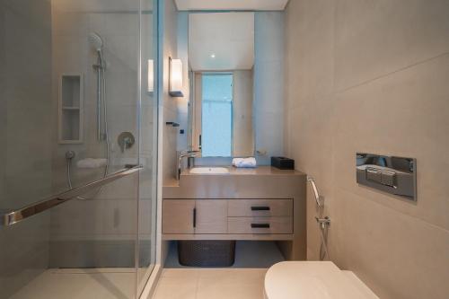 Koupelna v ubytování Luton Vacation Homes - Full Sea , Eye Dubai view & Luxury 2BR Address JBR - 35AB03