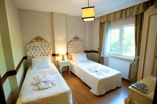 Postel nebo postele na pokoji v ubytování Adora Hotel Cafe & Restaurant