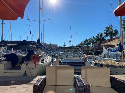 einer Gruppe von Booten, die in einem Yachthafen angedockt sind in der Unterkunft Casa Kelly in Puerto de Mazarrón