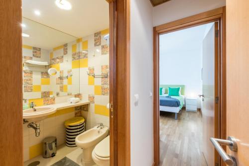 Et badeværelse på Admirable 1 bedroom Marina view apt. Albufeira