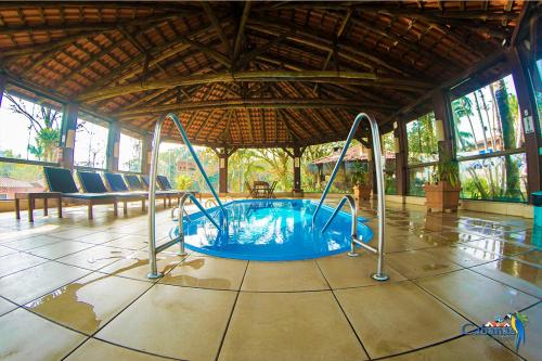 a hot tub in the middle of a room at Cabanas Termas Hotel in Gravatal