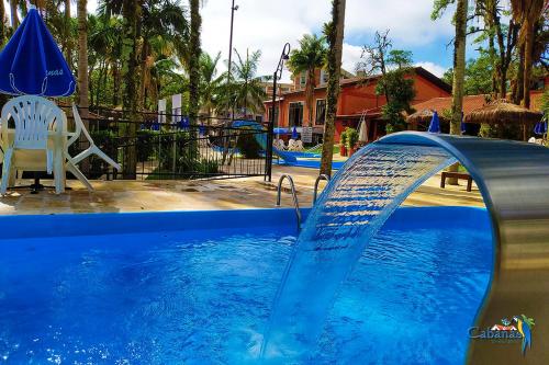um escorrega aquático numa piscina num resort em Cabanas Termas Hotel em Gravatal