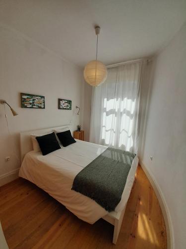 Tempat tidur dalam kamar di Comfortable Central 2 Bedrooms Apartments by Great&Cosy