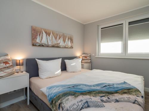 1 dormitorio con 1 cama con sábanas blancas y ventana en Strandgutresidenz, en Westerland