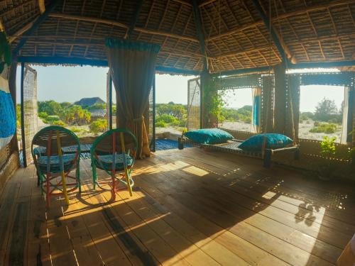 Un lugar para sentarse en Kizingo Beach Eco Lodge
