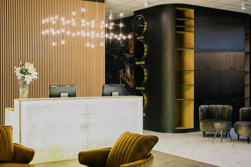 - un hall avec une réception et des chaises dans l'établissement B&B HOTEL Warsaw East, à Varsovie