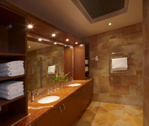 un bagno con due lavandini e un grande specchio di Fröjel Resort a Fröjel