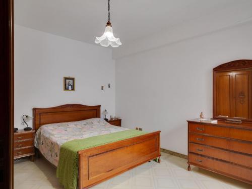 - une chambre avec un lit et une commode dans l'établissement Belvilla by OYO Marinella House, à Marinella di Selinunte