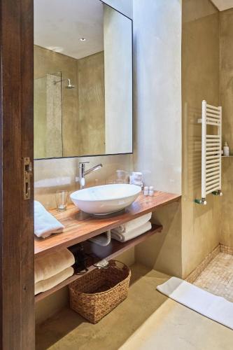 a bathroom with a sink and a mirror at Casa de Huéspedes Bodega Gimenez Riili in Los Sauces