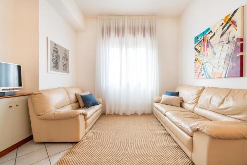 een woonkamer met 2 leren banken en een televisie bij Appartamento Corso Italia 269 in Sorrento