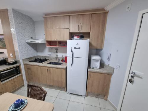 Η κουζίνα ή μικρή κουζίνα στο Enseada Nautico Apart Flat I Vista para o Lago Corumbá