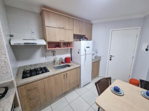 Η κουζίνα ή μικρή κουζίνα στο Enseada Nautico Apart Flat I Vista para o Lago Corumbá
