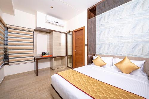 sypialnia z dużym łóżkiem w pokoju w obiekcie FabHotel The Leela Park w mieście Bengaluru