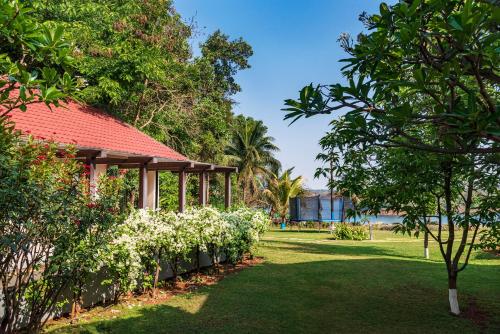 Taman di luar SaffronStays Moira, Kamshet