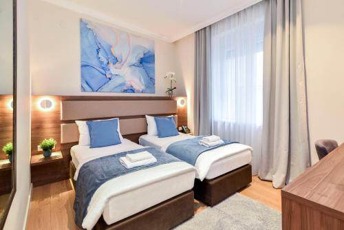 Katil atau katil-katil dalam bilik di Hotel Opera Garni