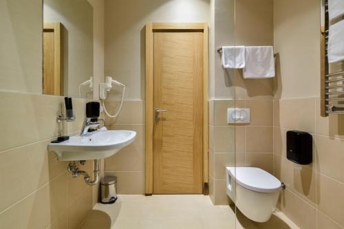 a bathroom with a toilet and a sink at Hotel Opera Garni in Belgrade