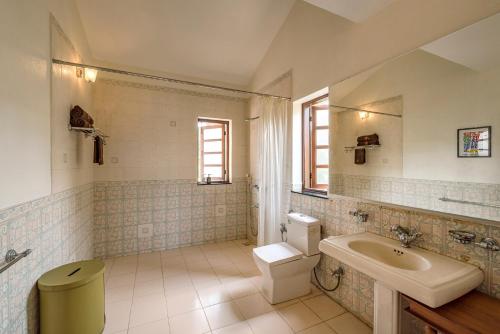 Bilik mandi di SaffronStays Moira, Kamshet